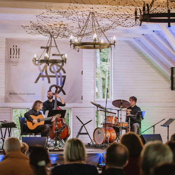 ŠKIUŅA DŽEZS. Mindauga Stumbra akustiskais trio (LT) 23/08/2024