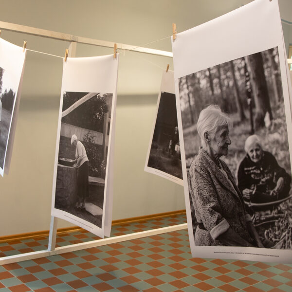 BABA, KURŪ ŠKĀRSTEIKLA BĀRNI VAIRA NAPĪDZEIVUOS. Photo exhibition