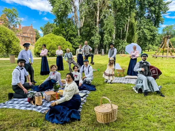 Kadriļu dejotāju grupa Jaunmoku pilī