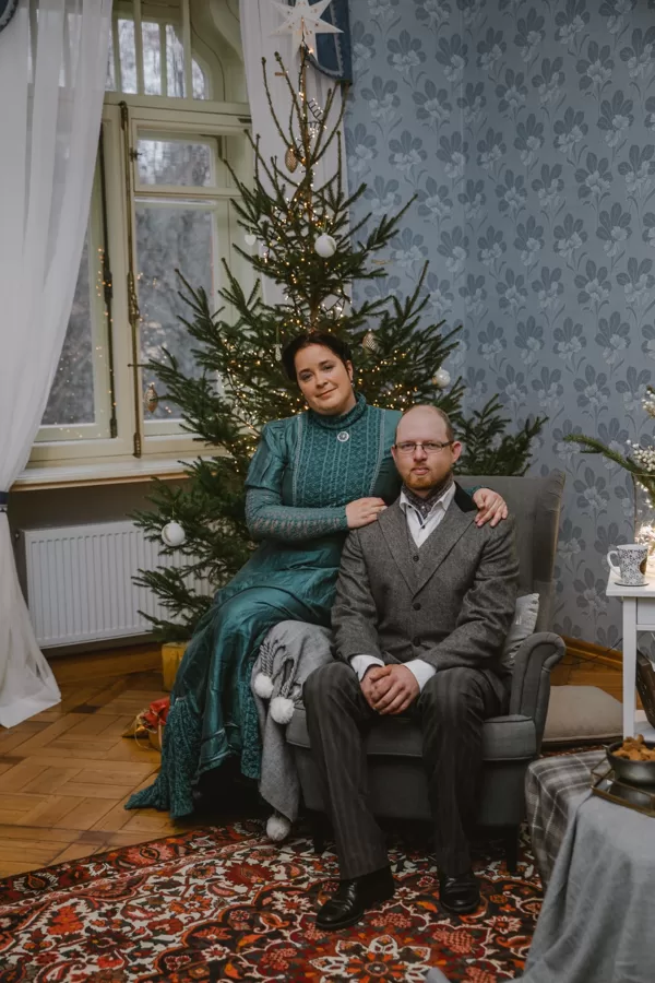 Muižas kadriļu dejotāji svētku noskaņās