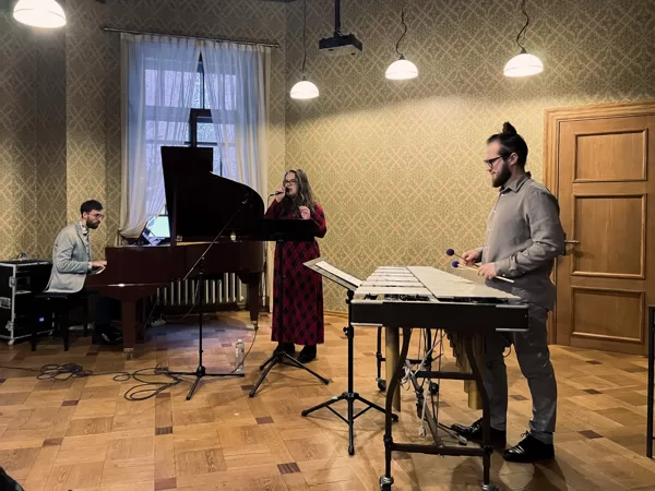 NE/SATIKTIE. Runātās dzejas un improvizētās mūzikas projekts KLAUSIES 28/11/2021