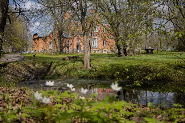 LŪZNAVAS MUIŽA UN PARKS APRĪLĪ