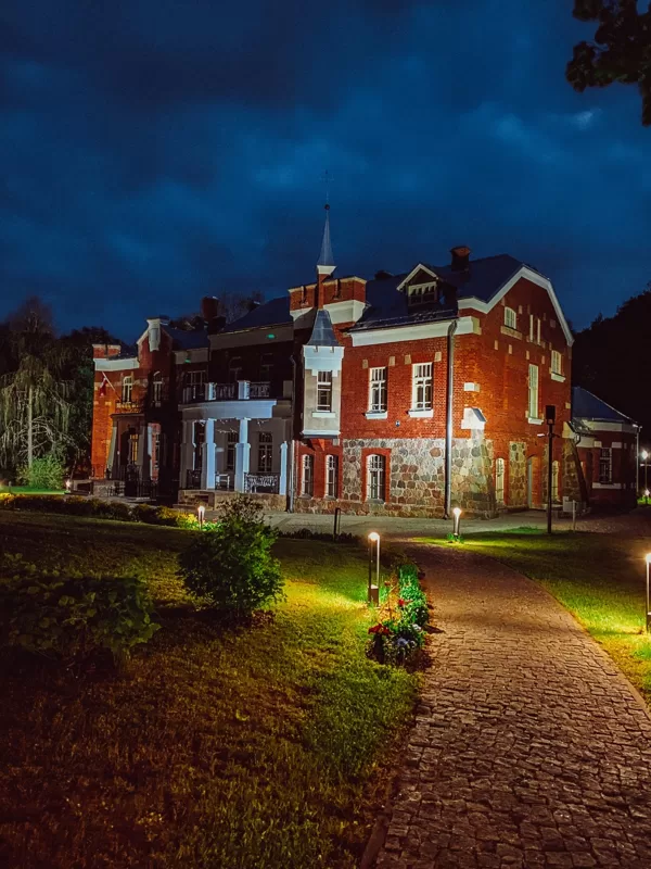 LŪZNAVAS MUIŽAS PARKS PAVASARA NAKTĪ