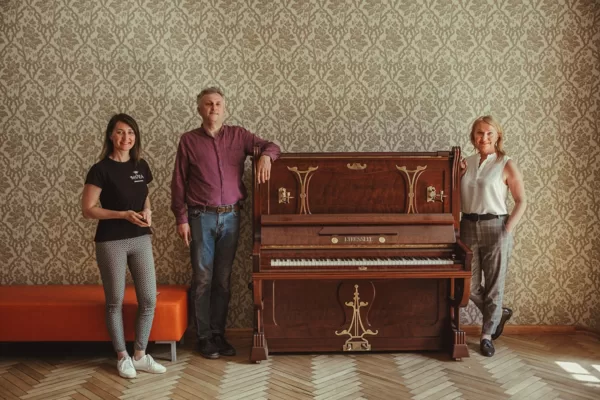 Jūgendstila pianīns atceļojis uz muižu