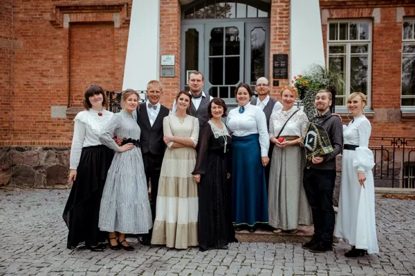 Lūznavas muižas kadriļu deju grupa