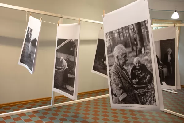 BABA, KURŪ ŠKĀRSTEIKLA BĀRNI VAIRA NAPĪDZEIVUOS. Photo exhibition